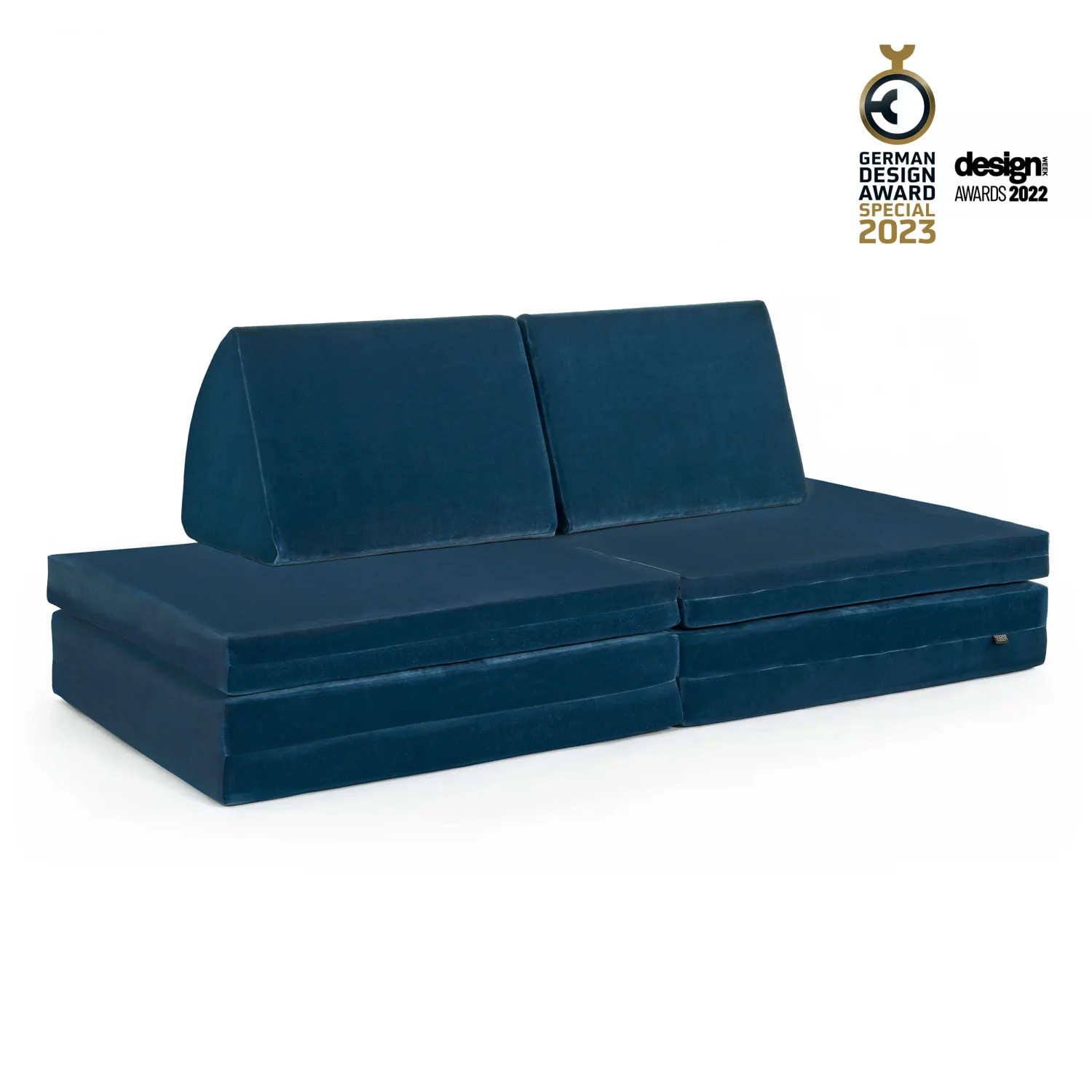 coogeecouch | Award | German Design Award 2023  | Kindersofa | Serie: meeracle | Farbe: sea-blue hellblau | Ansicht: Front schräg | made in Germany