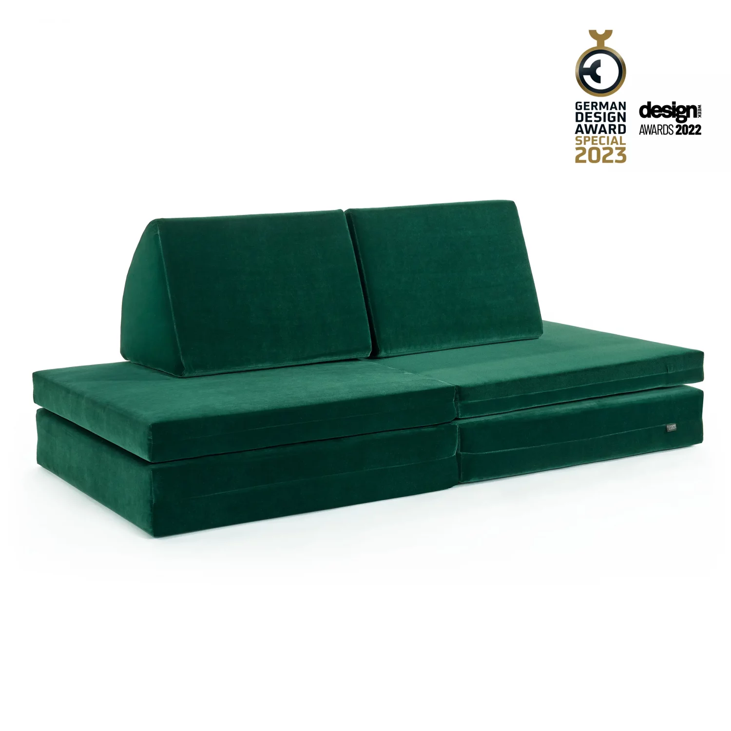 coogeecouch | Award | German Design Award 2023  | Kindersofa | Serie: wildwildwoods | Farbe: pine-green gruen | Ansicht: Front schräg | made in Germany