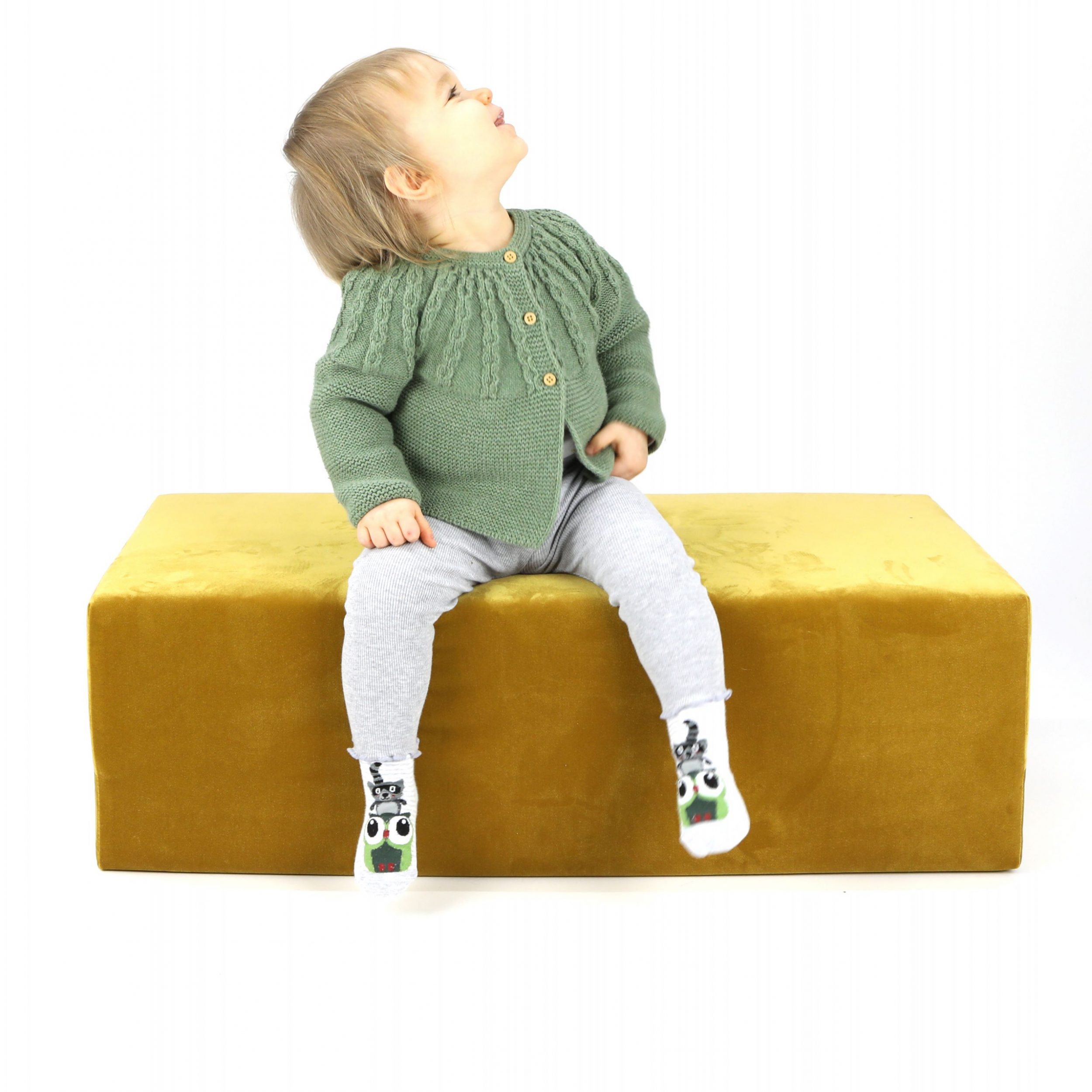 coogeecuboid | small bench with baby | series: tesoro-de-oro | color: amber-gold gold | view: crosswise as a bench with child | made in Germany
