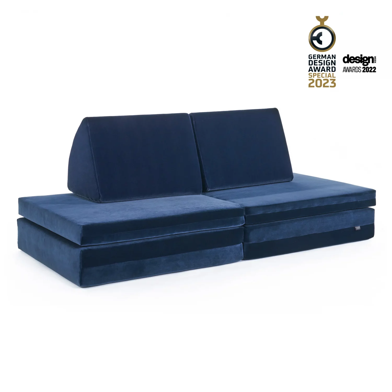 coogeecouch | Award | German Design Award 2023  | Kindersofa | Serie: youniverse | Farbe: night-blue dunkelbau | Ansicht: Front schräg | made in Germany
