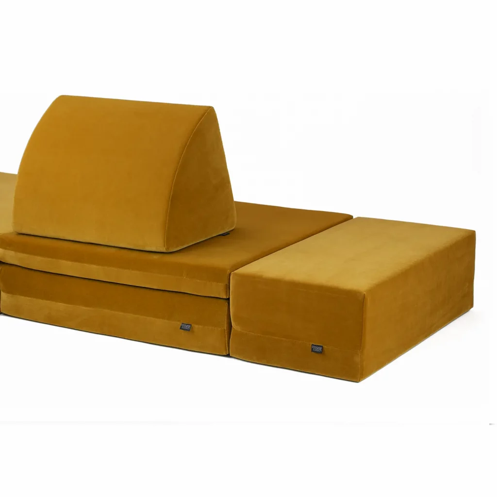 dreamteam | coogeecouch + coogeecuboid | modulares Gästebett | Serie: tesoro-de-oro | Farbe: amber-gold gold | Ansicht: Front coogeecouch + Kissen + coogeecuboid angebaut | made in Germany