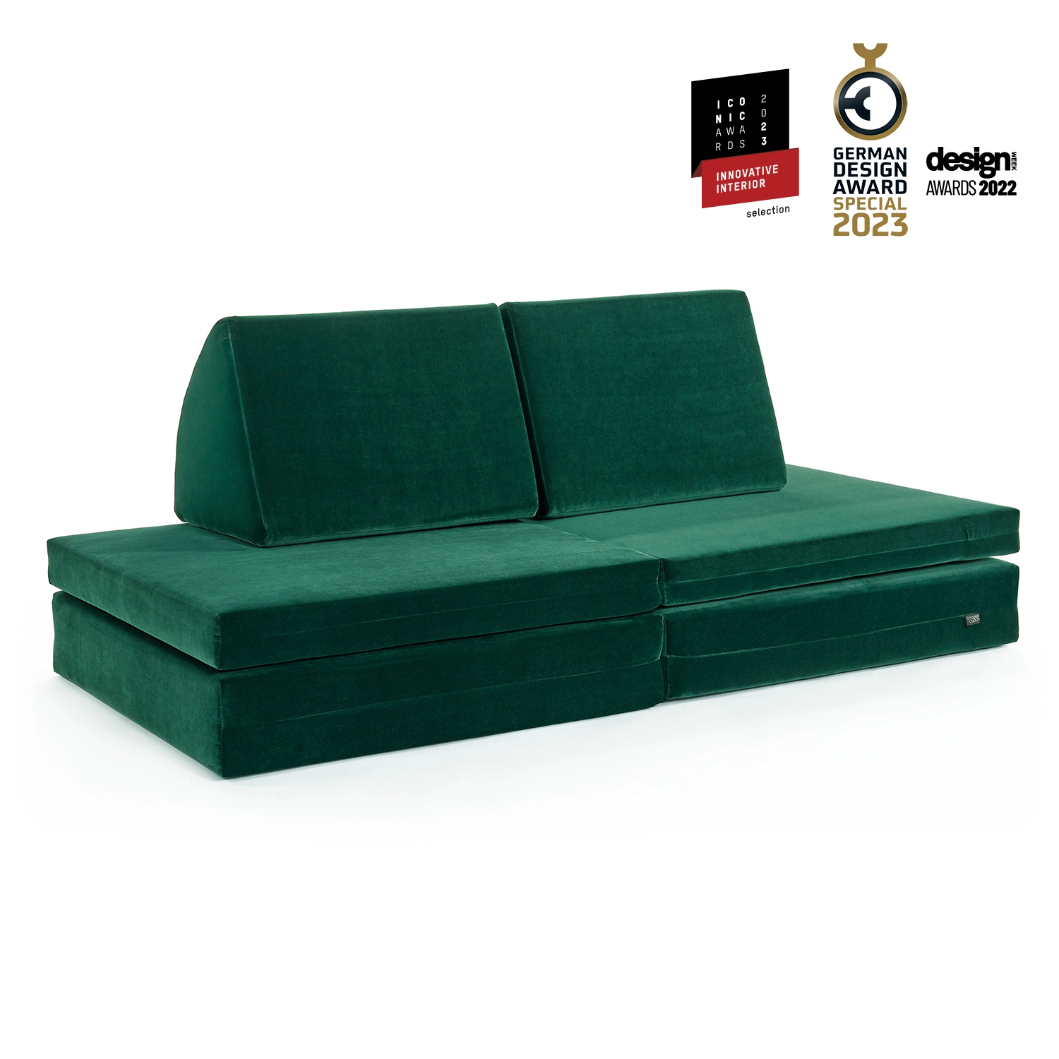coogeecouch | 3 Awards | German Design Award 2023 | Kindersofa | Serie: wildwildwoods | Farbe: pine-green gruen | Ansicht: Front schräg | made in Germany